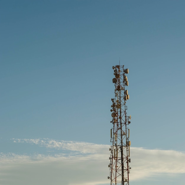 Foto torre dell'antenna e cielo blu con nuvole bianche