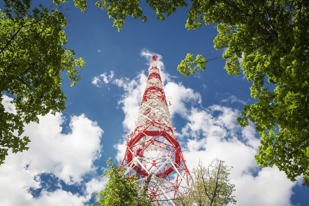 空中のアンテナ塔無線信号