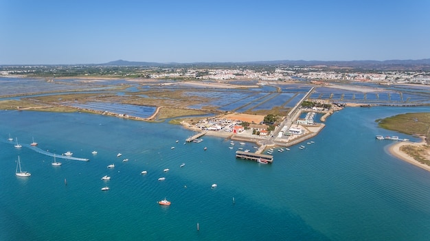 Antenne. De pier in de baai, de vier wateren van het eiland Tavira.