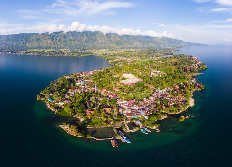 Antenne: meer Toba en Samosir Island uitzicht van boven Sumatra Indonesië. Enorme vulkanische caldera bedekt met water, traditionele Batak-dorpen, groene rijstvelden, equatoriaal bos.