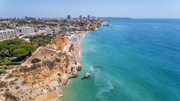 Antenne. Toeristische stranden van de Portugese stad Portimao. Beschoten door drones