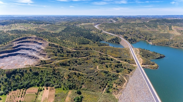 Antenne. Videografie van drone, stuwmeer Odeleite. Portugal