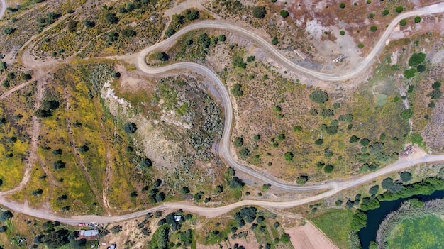 Antenne. Videografie van drone, veldwegen bij de dam Odeleite. Portugal