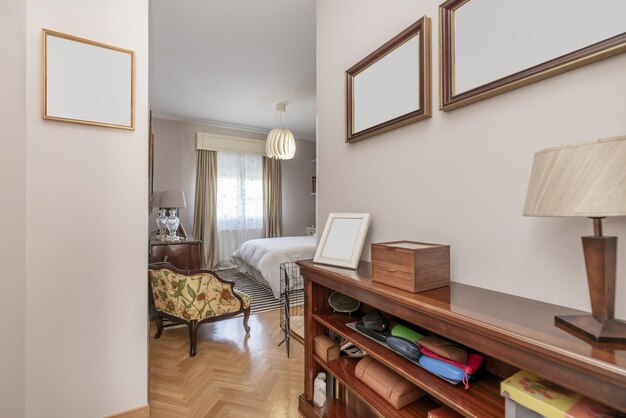 Photo anteroom of a bedroom with a white duvet