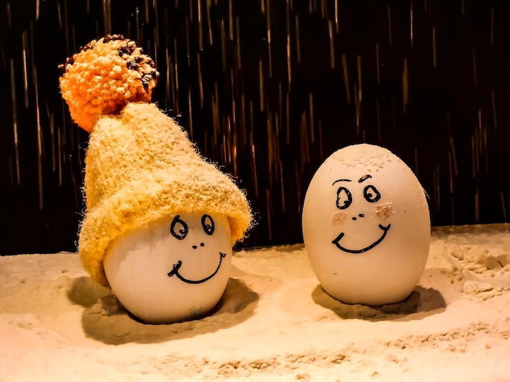 Photo anthropomorphic face on eggs over snow