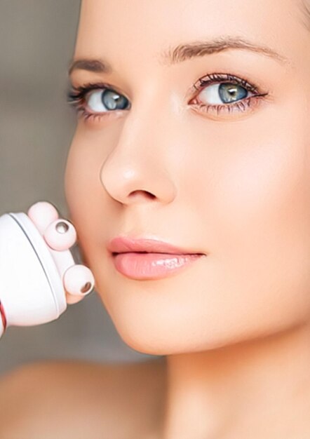 Anti-aging cosmetologie en schoonheidsbehandeling product vrouw met gezichtscontour massage roller apparaat als facelift procedure en huidverzorging routine