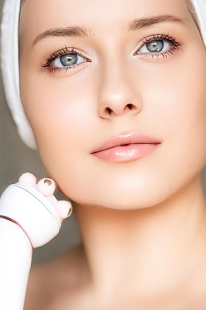 Anti-aging cosmetologie en schoonheidsbehandeling product vrouw met gezichtscontour massage roller apparaat als facelift procedure en huidverzorging routine