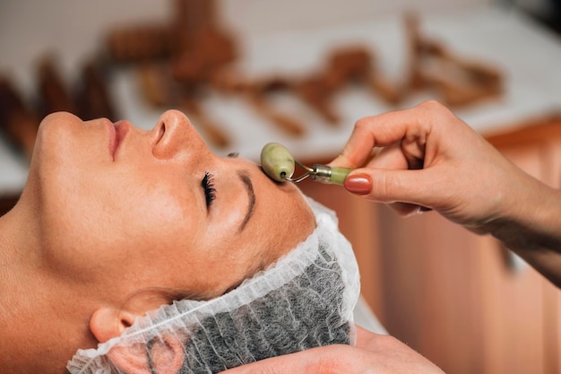 Anti-aging gezichtsmassage met Jade Roller Face Massager