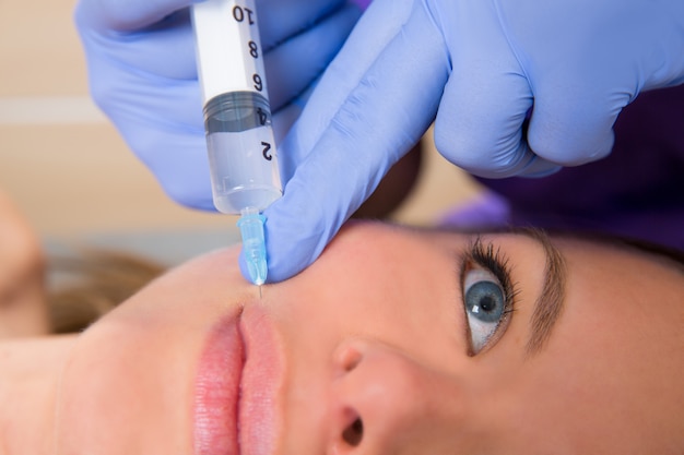 Foto anti verouderende gezichtsmesotherapy spuit op vrouwengezicht