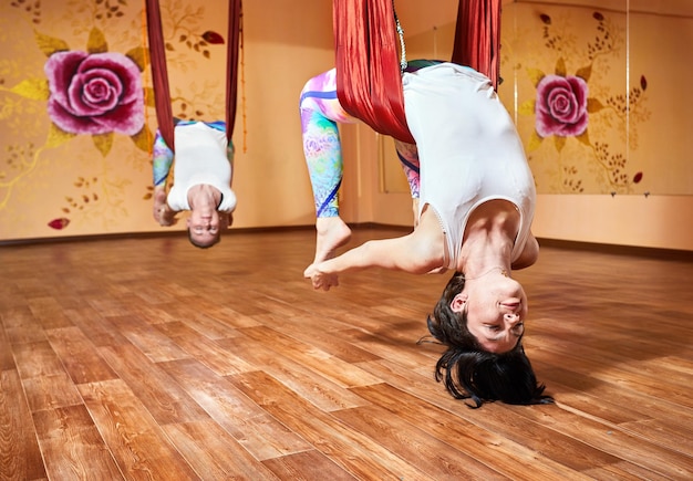 Anti-zwaartekracht yoga in hangmat