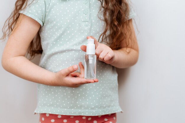 Rimedio antibatterico per le mani nelle mani dei bambini.