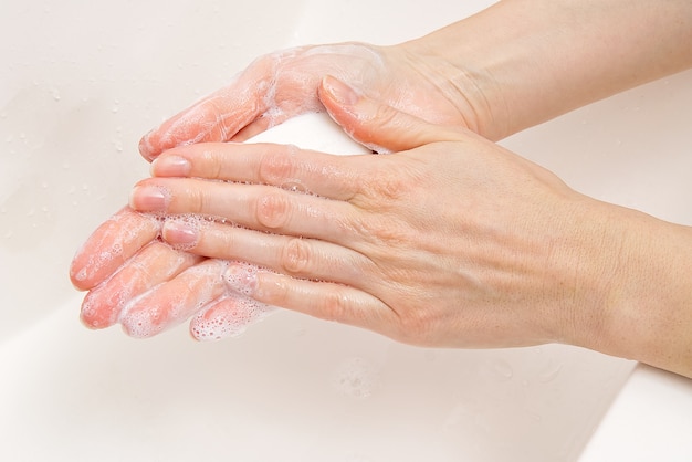 손에 항균 비누. 비눗물. 비누와 물로 손을 씻으십시오.