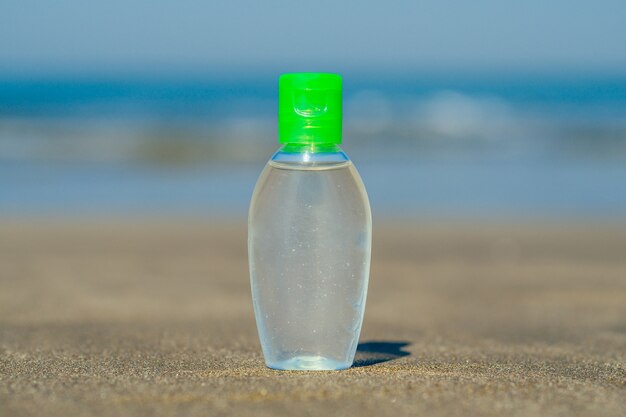 Antibacteriële gel op het strand in Azië