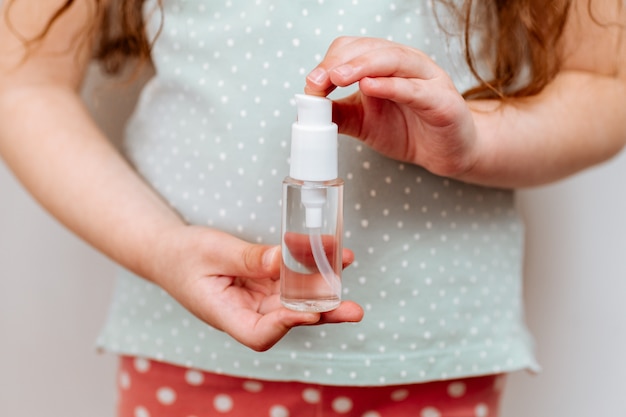 Antibacteriële handremedie in handen van kinderen.