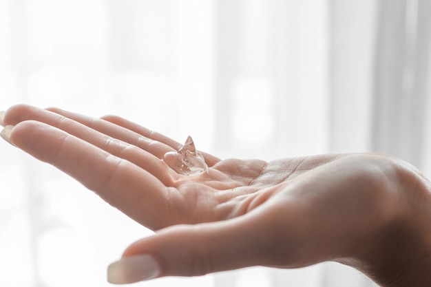 Antibacteriële ontsmettingsgel op handen van de vrouw. Hygiëne concept. Voorkom de verspreiding van ziektekiemen en bacteriën en vermijd corona-virusinfecties.