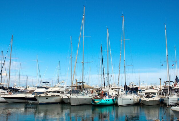 Antibes 항해 보트