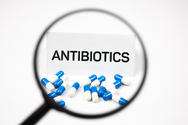 Antibioticatekst naast capsules en medicijnen