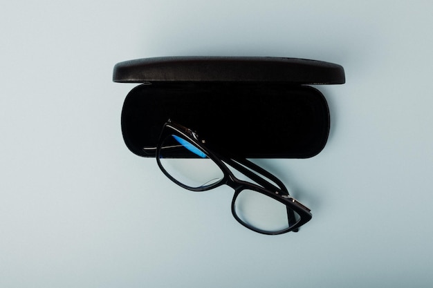 파란색 배경에 안티블루 라이트 컴퓨터 안경 눈 문제 개념 멋진 선글라스
