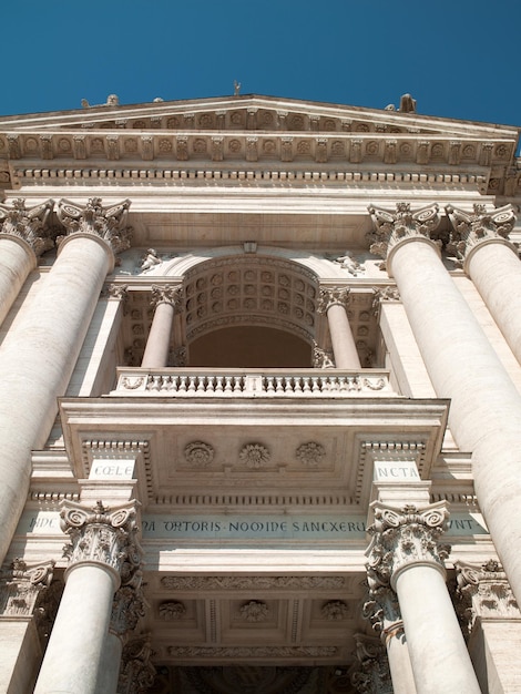 Antiek gebouw met kolommen. italië