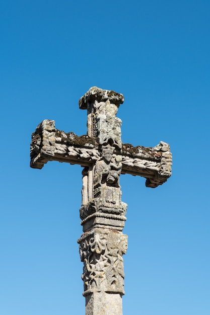 Antiek gesneden stenen kruis met Maagd Maria die kind Jezus in haar armen houdt. Kopieer ruimte