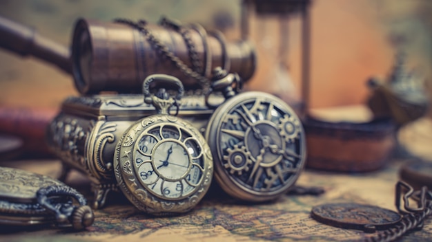 Antiek horloge op wereldkaart