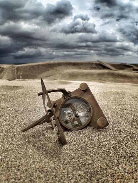 Foto antiek kompas op zand