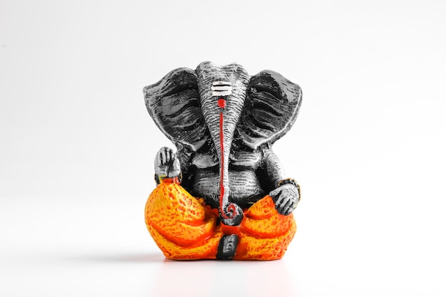 Antiek Lord Ganesha-beeldhouwwerk op witte background