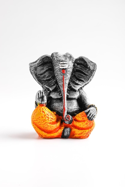 Foto antiek lord ganesha-beeldhouwwerk op witte background