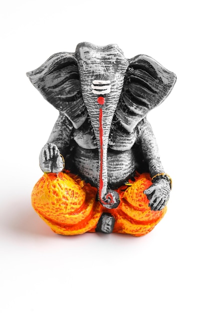 Antiek Lord Ganesha-beeldhouwwerk op witte background