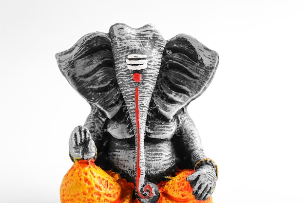 Antiek Lord Ganesha-beeldhouwwerk op witte background