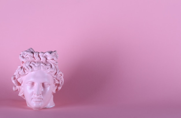 antiek roze gipsen sculptuur van een vrouwenhoofd