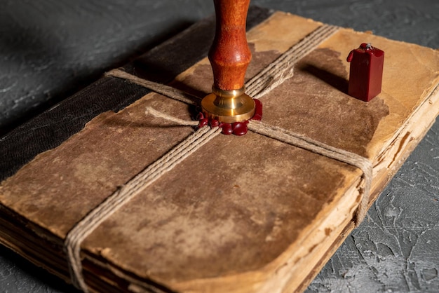 Antiek sjofel boek gebonden met een draad met een lakzegel en een stempel het concept van geheime kennis
