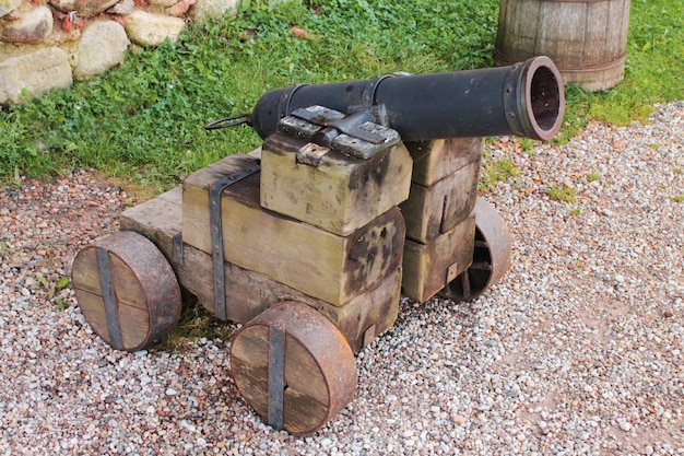 Antiek vintage oud kanon voor de verdediging van forten tegen vijanden