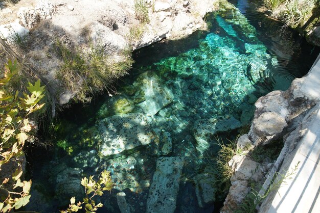 Foto antiek zwembad in de oude stad hierapolis in pamukkale denizli turkiye