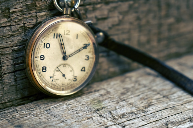 Foto antiek zwitsers zakhorloge op de houten planken