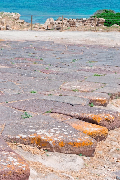 Antieke bestrating aan zee in Tharros, Italië