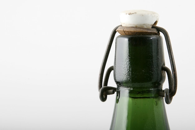 Antieke bovenkant van een groene fles met dop