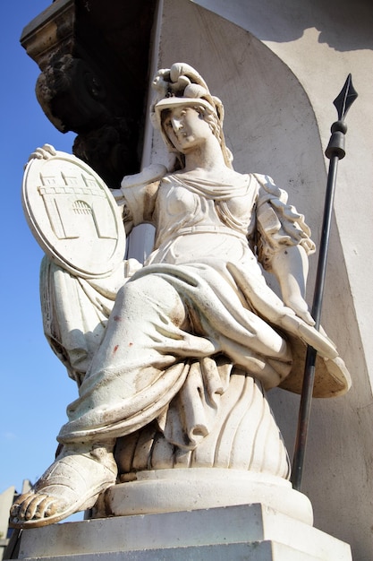 Antieke godin met embleem van de stad Buda op het schild, Budspest, Hongarije