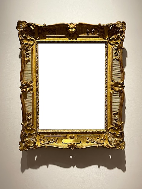 Antieke gouden kunstbeurs galerij frame aan de muur bij veilinghuis of museum tentoonstelling lege sjabloon met lege witte copyspace voor mockup design artwork
