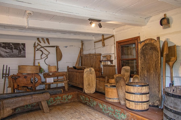 antieke houten etnografische voorwerpen van een boerderij in een houten hut in een openluchtmuseum