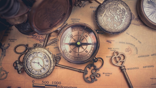 Antieke nautische kompas op kaart