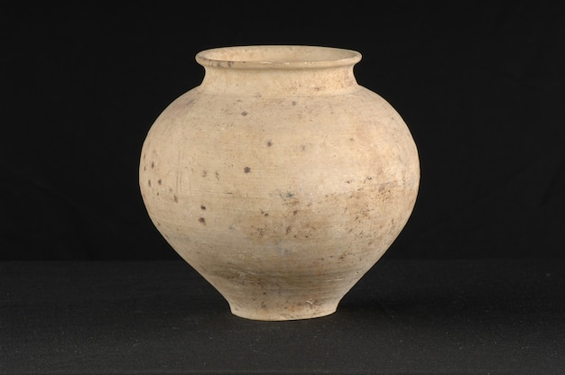 Antieke oosterse pot keramiek op een zwarte achtergrond close-up