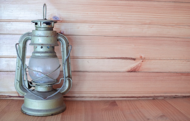 antieke petroleumlamp statieven. Ruimte voor tekst. Rustieke houten achtergrond. Authentieke campinglamp. Seizoensgebonden reizen