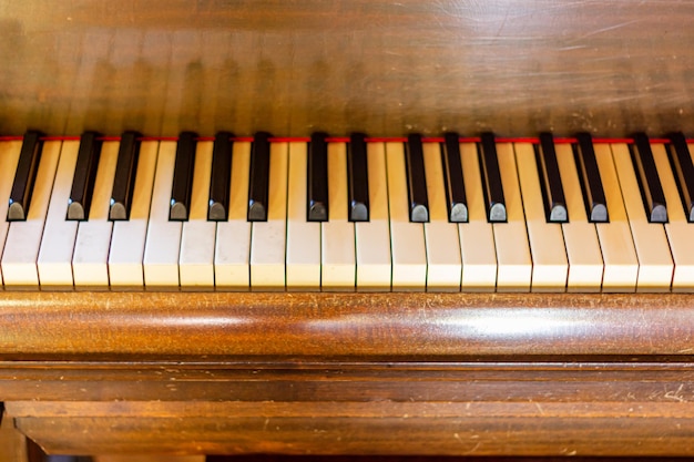 Foto antieke piano en pianotoetsenbord zwart-witte pianotoetsen en houtkleurige piano