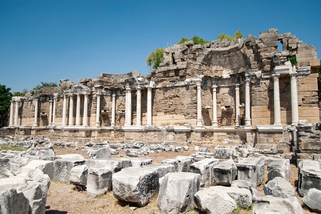Antieke ruïnes van een tempel met kolommen