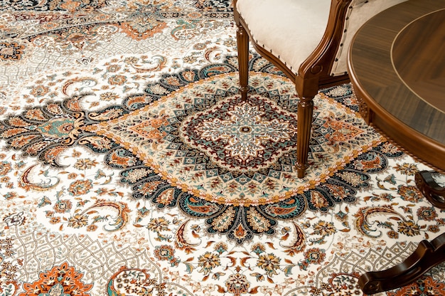 Antieke stoel en tafel op het versierde oosterse tapijt