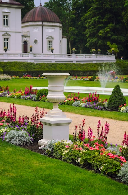 Antieke vaasbloem op steeg in het oude park