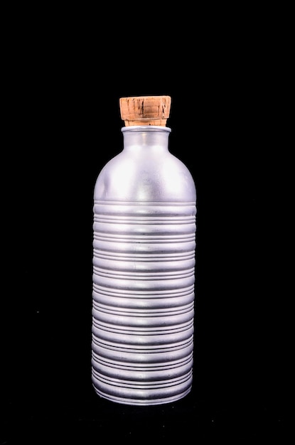 Antieke vintage metalen aluminium fles