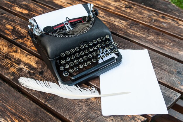 Antieke vintage typemachine op een houten tafel