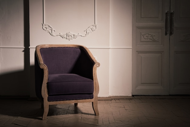 Foto antieke violet eiken fauteuil in het donkere interieur